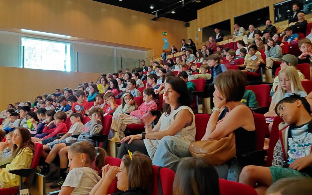 Cerca de 200 niños y niñas participan en una jornada de sensibilización contra el bullying en CosmoCaixa Barcelona