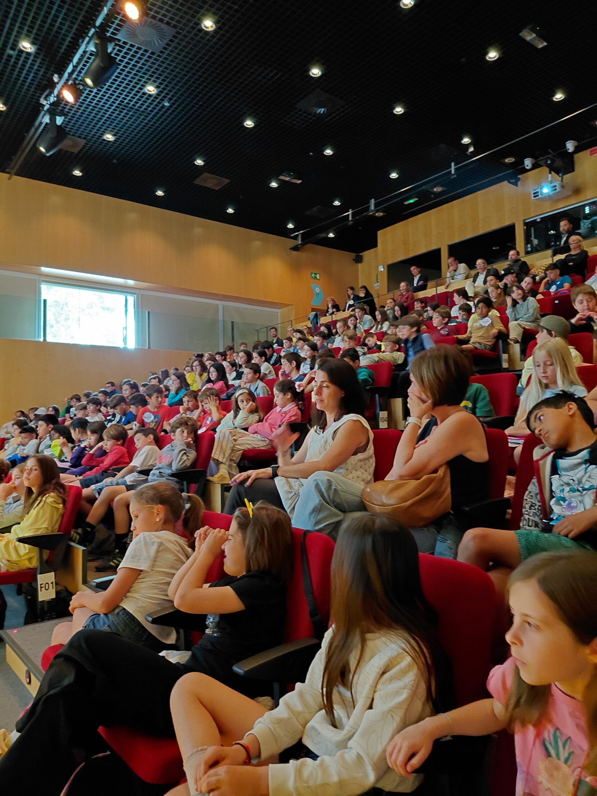 Cerca de 200 niños y niñas participan en una jornada de sensibilización contra el bullying en CosmoCaixa Barcelona