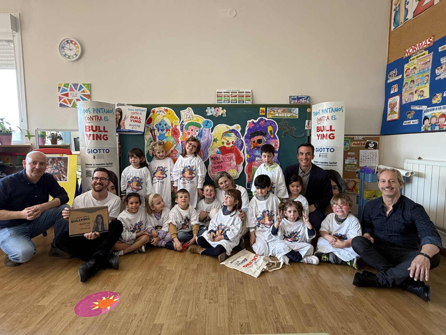 Una jornada inolvidable en el CP Bernardo Gurdiel para celebrar el primer premio de “Pinta contra el bullying” (2025)